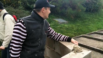 Les agriculteurs montent un mur devant la DRAAF