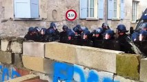 Un mur construit devant la Préfecture de l'Oise par les agriculteurs