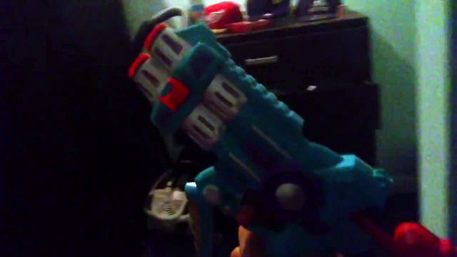 un chien se fait tirer dessus par un Nerf