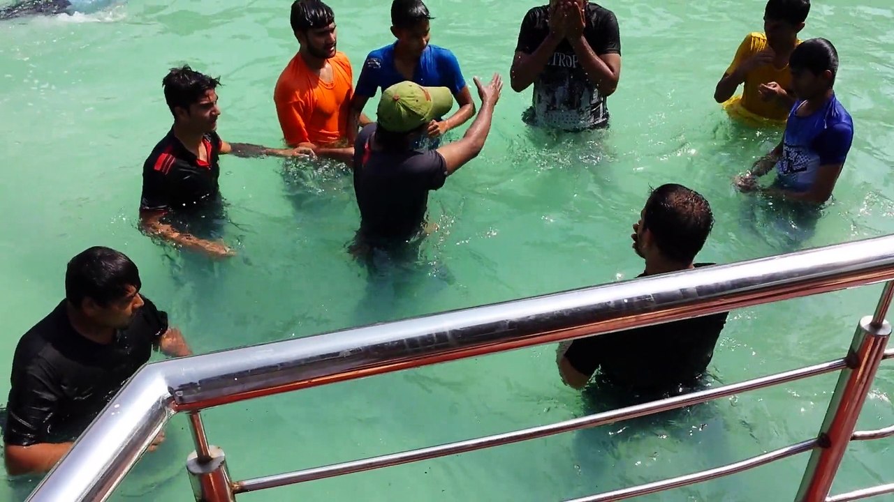 All Friends Enjoying In Pool