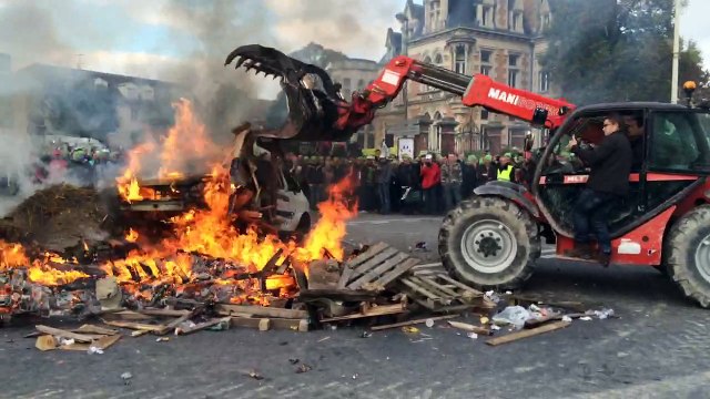 Les agriculteurs brûlent une voiture la DIRECCTE à Châlons