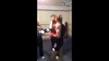 Vieil homme met une raclée a son adversaire sur un ring de boxe