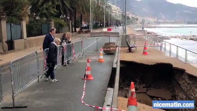 La route du bord de mer emportée par les vagues à Menton