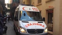 Polis Merkezinde 2 Kişi Bıçakla Yaralandı