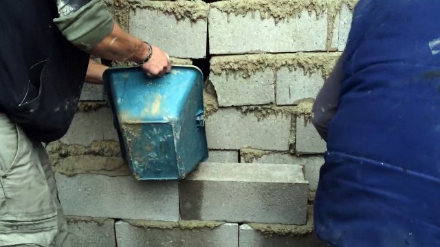 Les agriculteurs murent la préfecture à Chalons