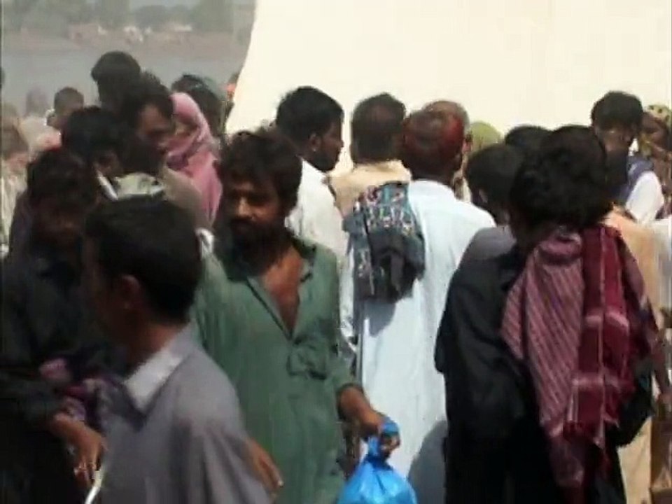 Flood Effected People Fight At Sher Shah Multan