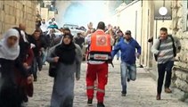 اشتباكات بين مصلين والشرطة الإسرائيلية في باحة المسجد الأقصى