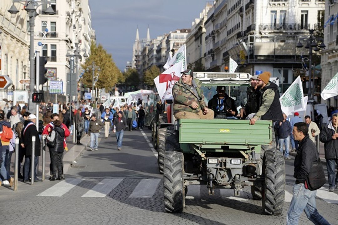 Le 18:18 : le Vieux-Port envahi par des tracteurs