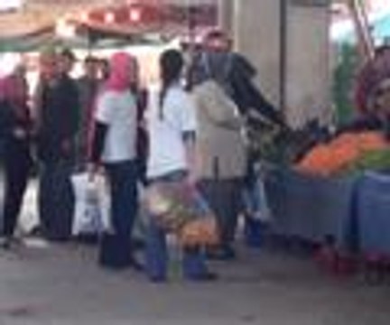 Pazar poşetlerini gönüllü taşıyorlar