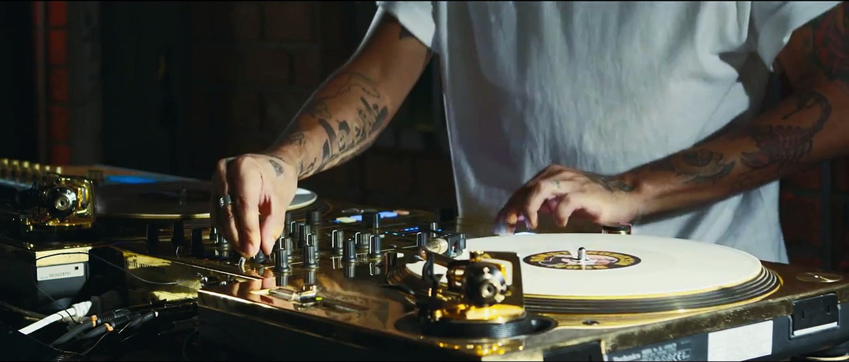 DJ Craze, plusieurs fois champion du monde de Scratch, en action!