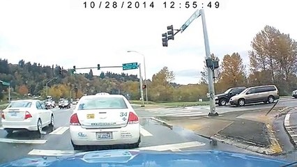 Une Nissan 350z fait un 360° en plein trafic
