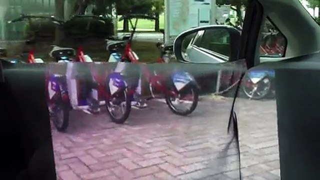 Deux chercheurs Japonais inventent une voiture transparente de l'intérieur.