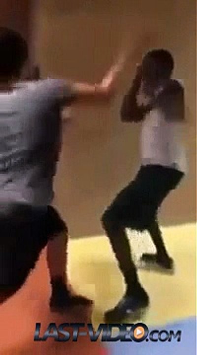 Baston avec une gifle renversante