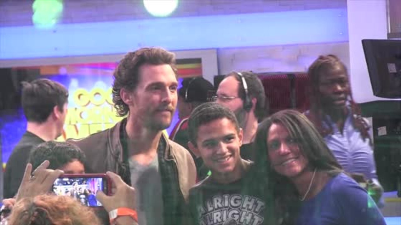Matthew McConaughey kümmert sich um seine Fans nach seinem Auftritt bei Good Morning America