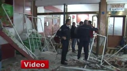 Kamyonun Çarptığı Kahvehanede Faciadan Dönüldü