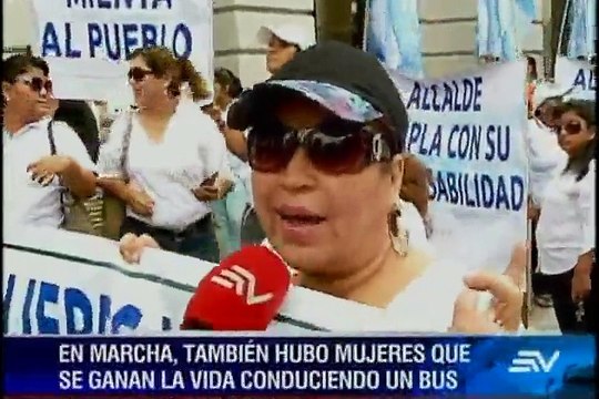 Esposas de transportistas marchan por alza de pasajes