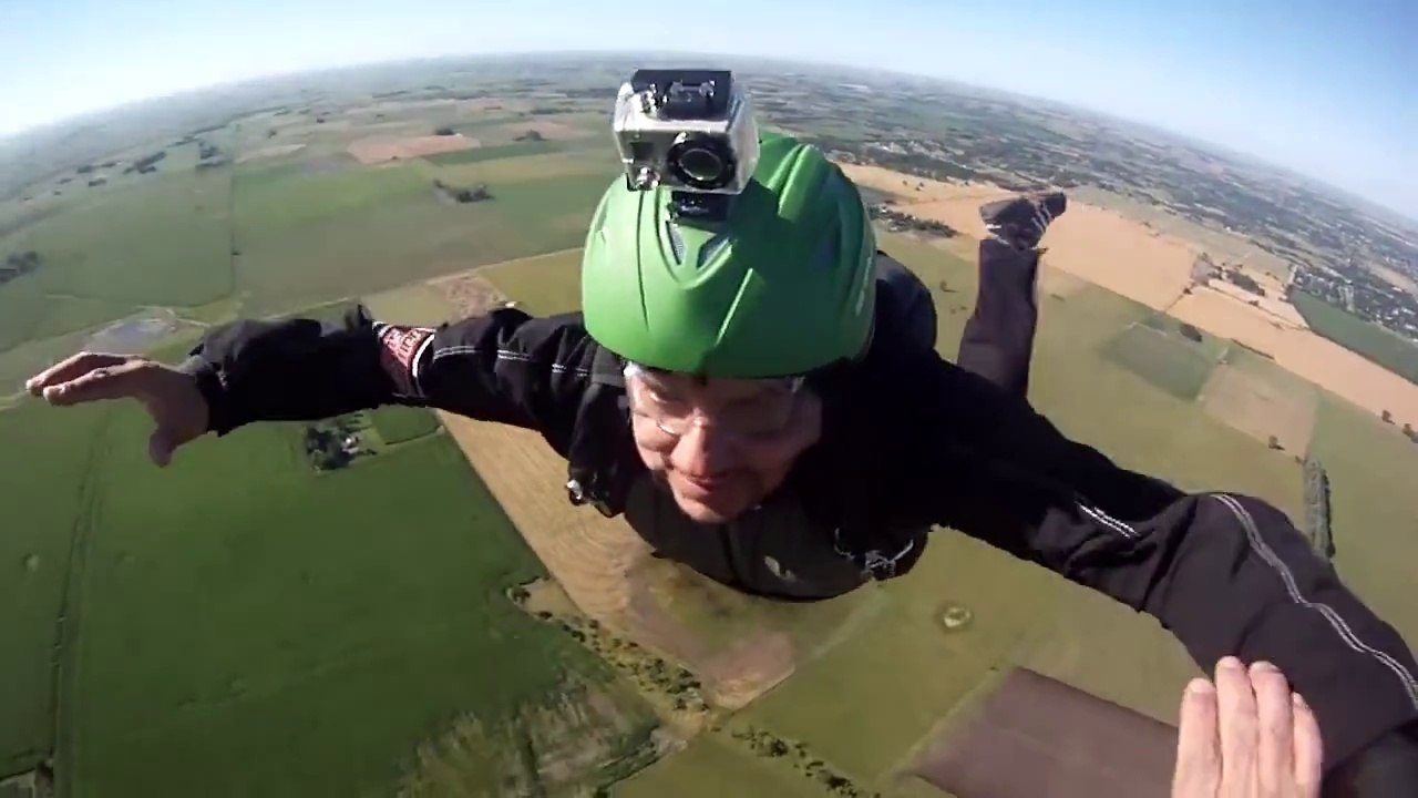 Sauvés par leur parachute automatique