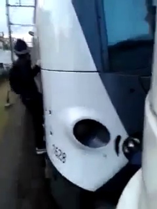 2 ados s'accrochent à un RER