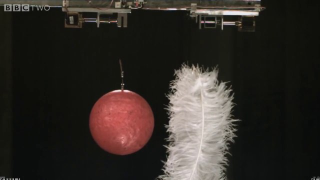 Boule de bowling vs une plume. Qui tombe le plus vite ?