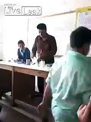 Un cours de science tourne au désastre - Vidéo