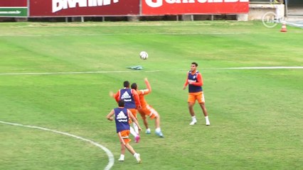 Com 'ajuda' do goleiro, Bruno faz gol de placa no Flu