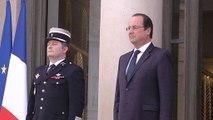 Prime-time de mi-mandat: François Hollande a décidé de fendre l'armure