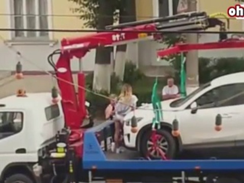 Arabası çekilmesin diye striptiz yaptı..