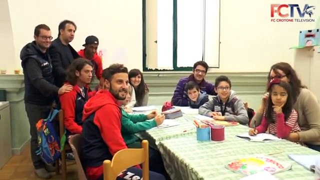 I rossoblù fanno visita ai bambini del centro “Piccoli Passi”