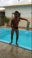 Comment se rompre le cou au bord d'une piscine
