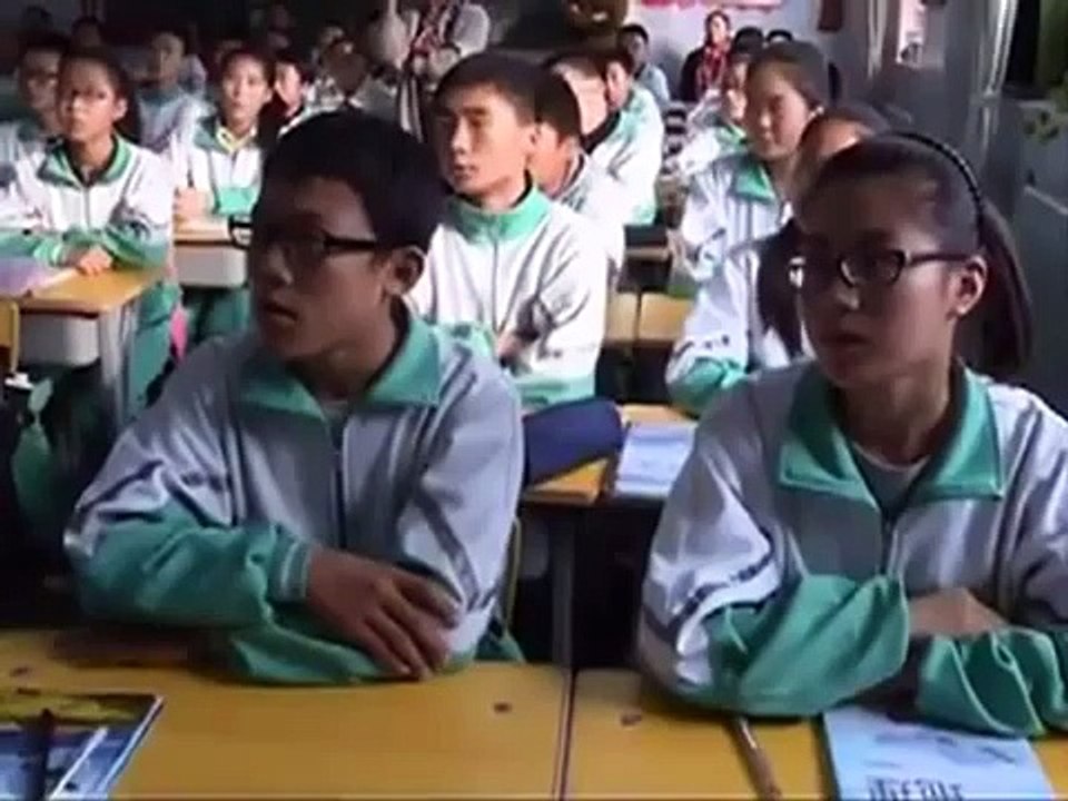 Un prof de géographie dessine une carte du monde de tête