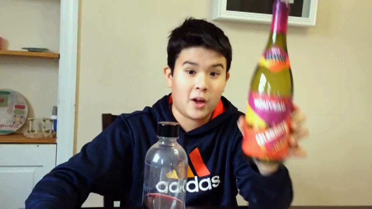 Faire du vin pétillant avec son fils. Grande idée !