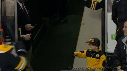 Fist Bump des Boston Bruins avec un enfant