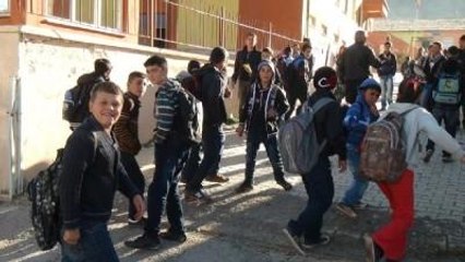 3 Katlı İlkokulu Öğrenciler Temizliyor