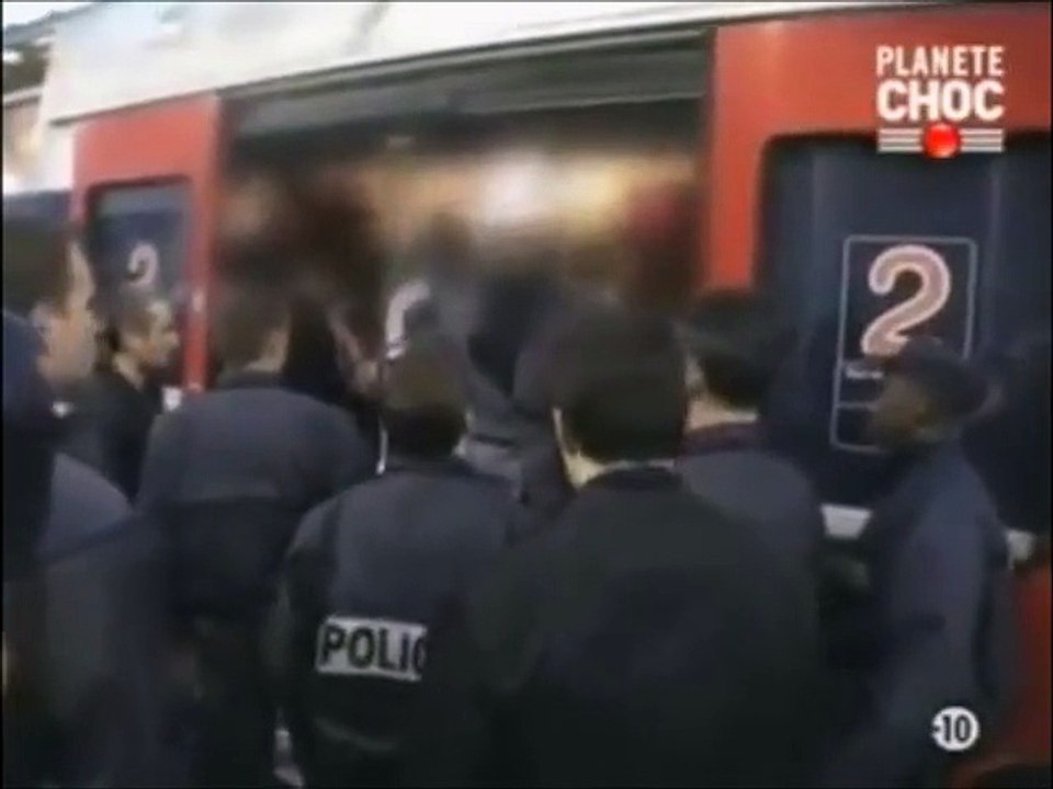 Des racailles provoquent la police et reçoivent une grosse correction