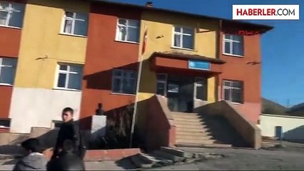 İlkokulda Öğrenciler Temizlik Yapıyor