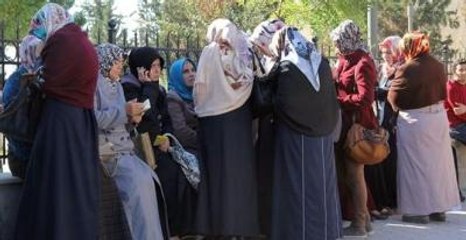 Yakınları, Polisleri Dua Ederek Bekliyor