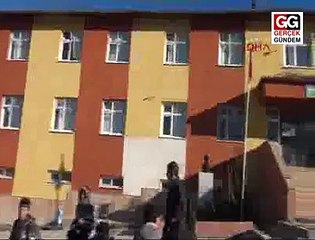 İLKOKULDA ÖĞRENCİLER TEMİZLİK YAPIYOR