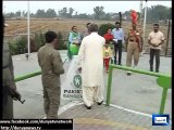 Dunya News - Shah Mehmood accidently crosses Zero Line at Wagah Border