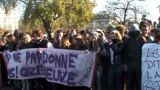 Des Milliers de jeunes contre les violences manifestent à PARIS
