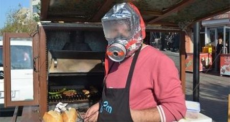 Olaylardan Etkilenmek İstemeyen Köfteci Gaz Maskesi Yaptı