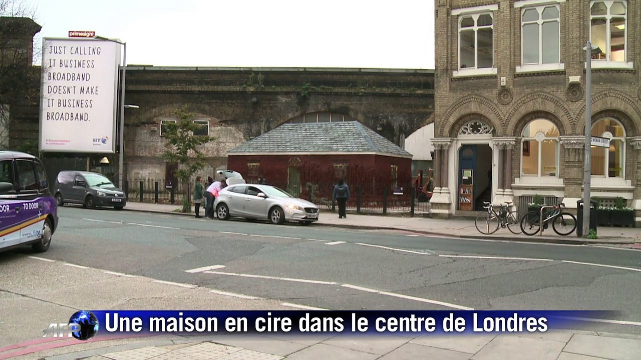 A Londres, un artiste fait fondre une maison de cire