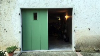 Porte de garage sectionnelle latérale posée et motorisée par APG Accès Portes de Garage