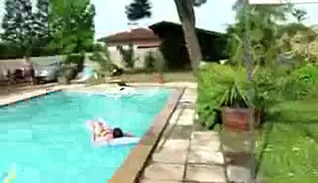 Se taper la honte avec un pet foireux dans la piscine