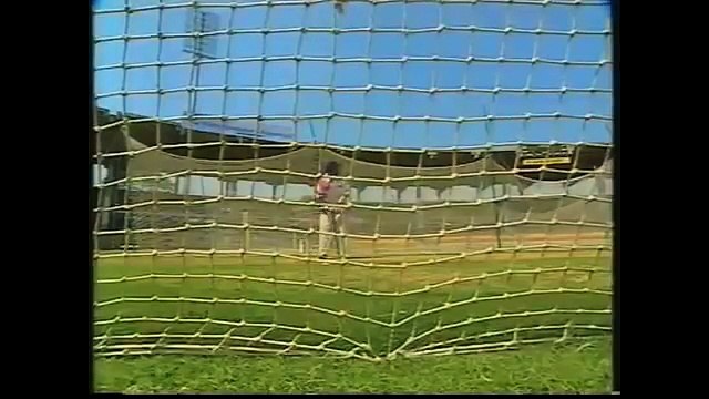 Rare Sachin video - Wasim Akram gives a gift to Sachin Tendulkar