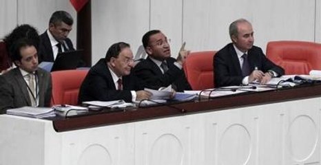 Kamer Genç ile Bekir Bozdağ Meclis'te Tartıştı