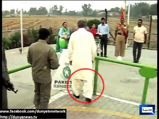 Shah Mehmood back as he accidently crosses Zero Line at Wagah Border