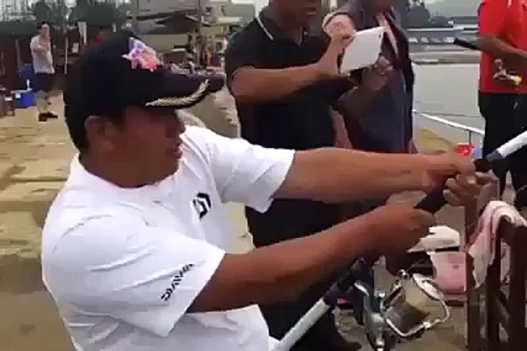 Un homme pêche un poisson monstrueusement gros