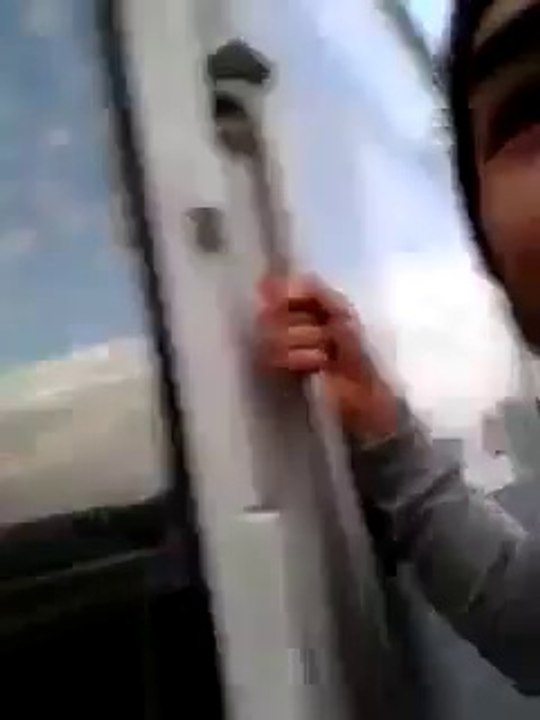 Deux hommes s'accrochent à l'éxtérieur du RER en marche entre deux stations