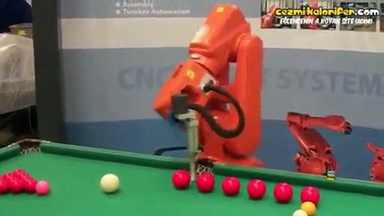 Bilardo Oynayıp Bi Acayip Sevinen Robot