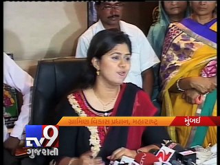 Woman who sold 'Mangalsutra' to build toilet honoured by Pankaja Munde, Mumbai - Tv9 Gujarati